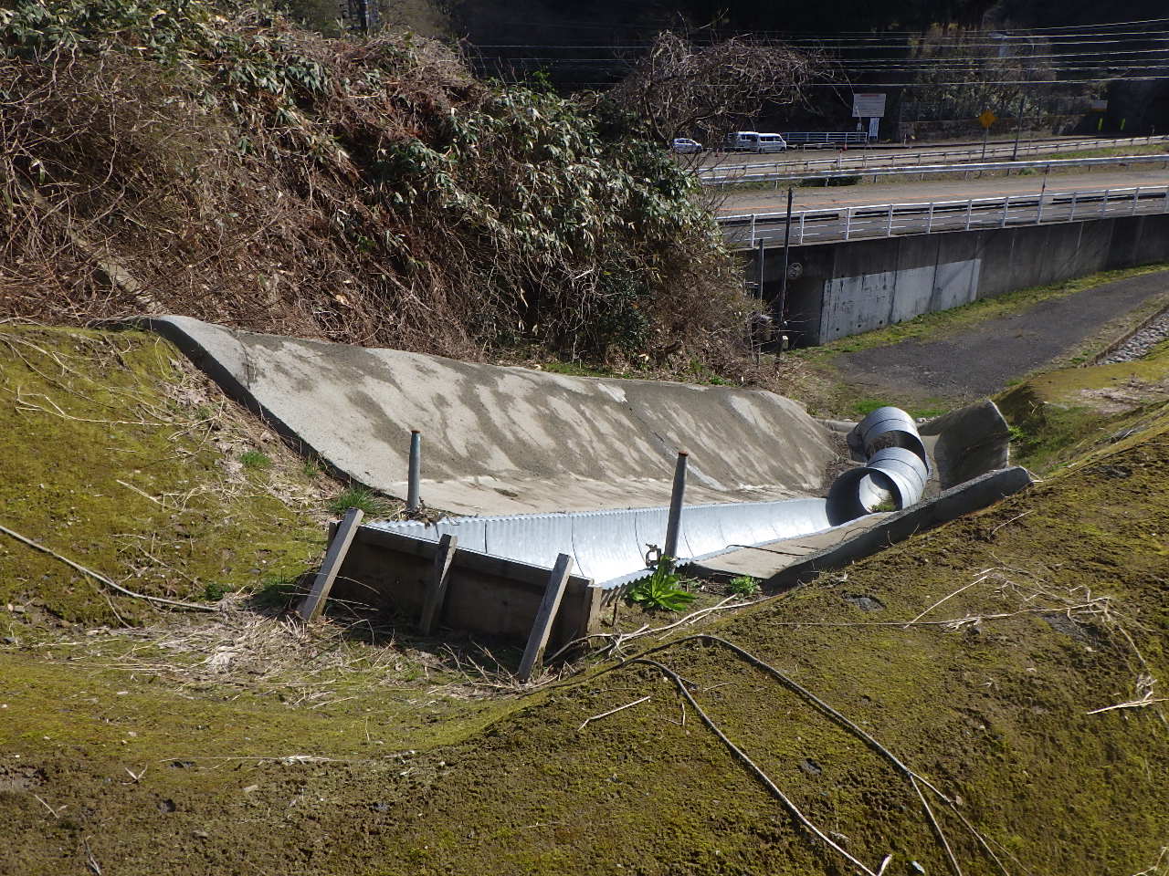 R6高岡管内構造物整備工事(吹付前）